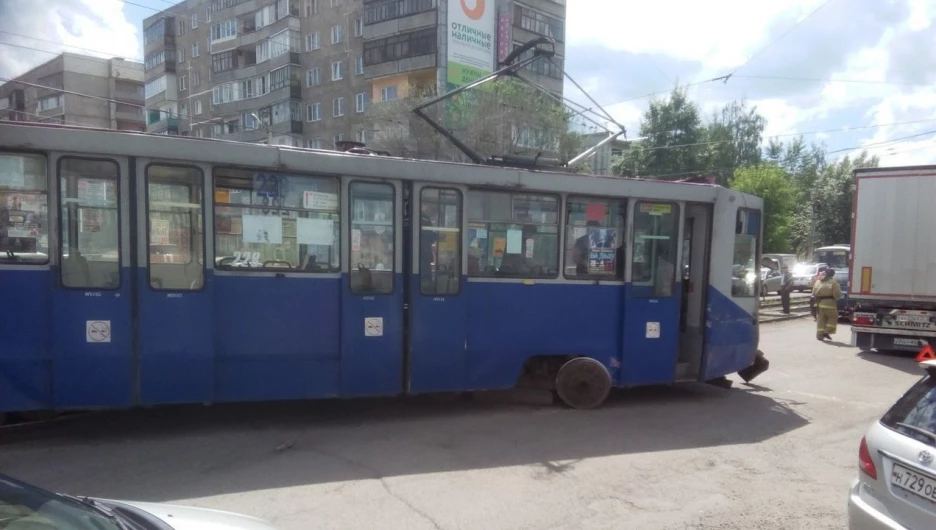В Бийске трамвай сошел с рельсов. 2 июня 2017 года.