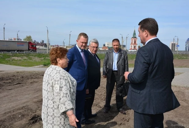 У лестницы в Нагорный парк появился фудтрак