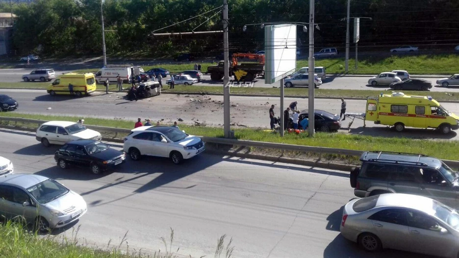 В Новосибирске в ДТП пострадали три человека. 5 июня 2017 года.