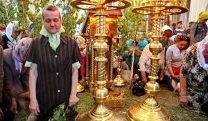 В храмах Барнаула встретили праздник Троицы