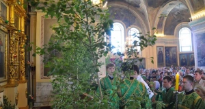 В храмах Барнаула встретили праздник Троицы