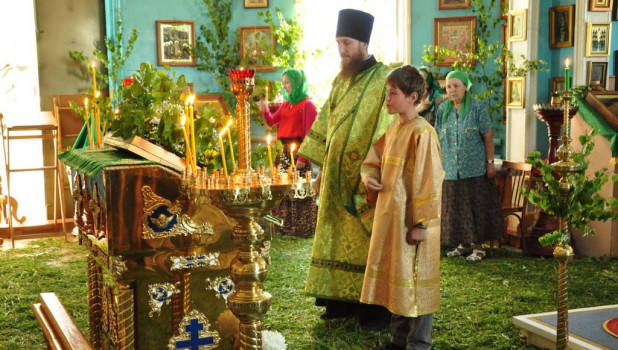 В храмах Барнаула встретили праздник Троицы