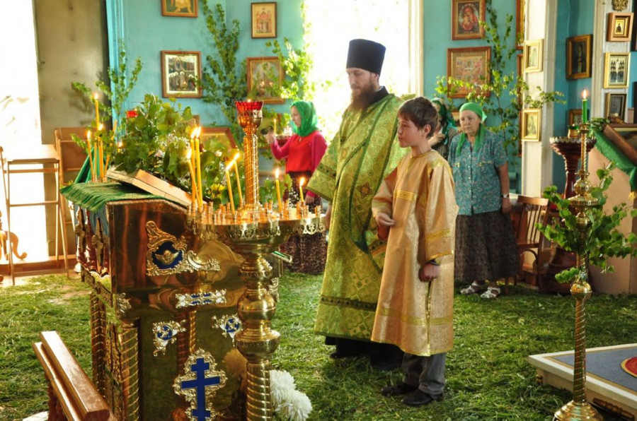 В храмах Барнаула встретили праздник Троицы