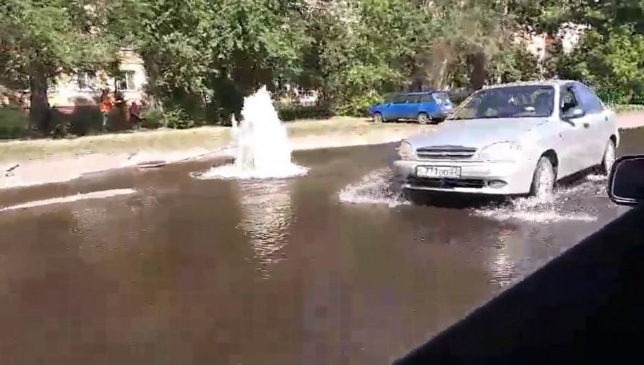 Коммунальная авария на улице Мартьянова в Бийске. 5 июня 2017 года.