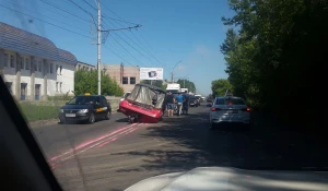На проспекте Космонавтов в ДТП попал катер. Барнаул, 5 июня 2017 года.