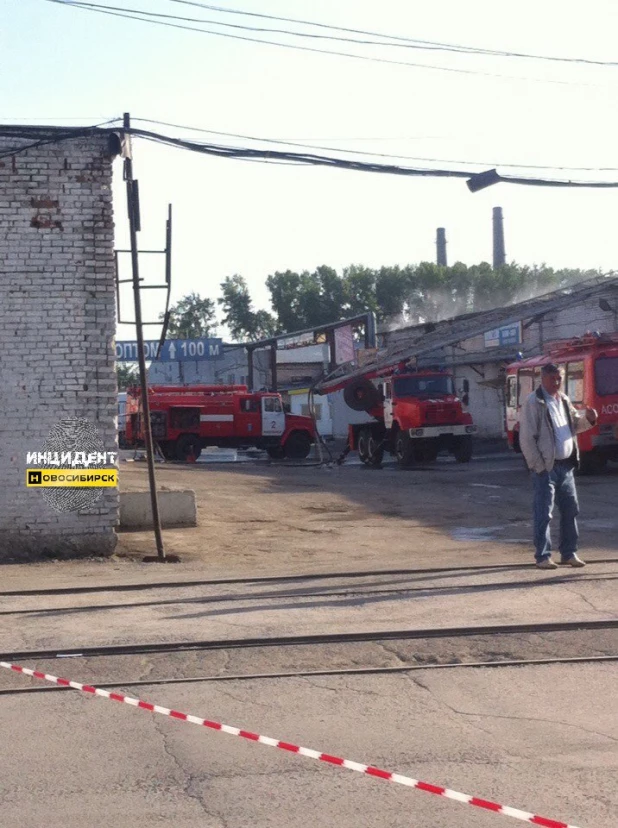 В Новосибирске загорелся склад на рынке "Левобережном". 5-6 июня 2017 года.