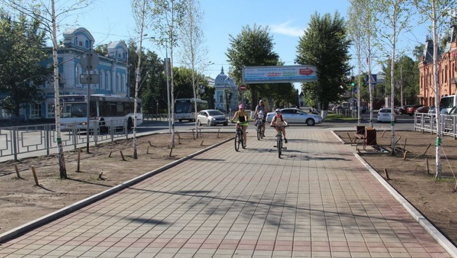 Благоустроенная аллея на проспекте Ленина