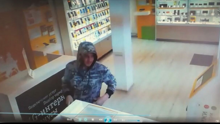 В Барнауле парень напал на продавца в салоне сотовой связи