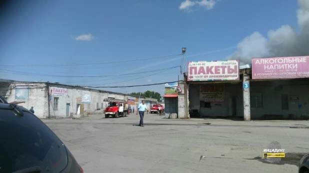 В Новосибирске произошел пожар на складе рынка "Левобережный". 6 июня 2017 года.