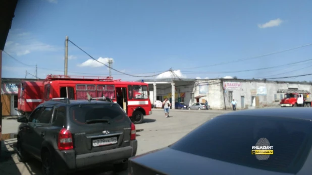 В Новосибирске произошел пожар на складе рынка "Левобережный". 6 июня 2017 года.