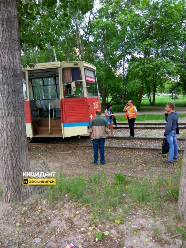 В Новосибирске девушка попала под трамвай и чудом осталась живой. 7 июня 2017 года.