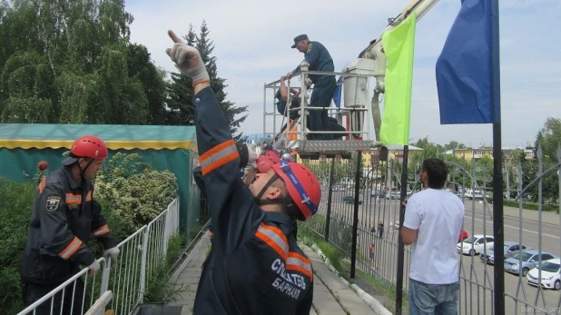 Спасатели эвакуируют людей с колеса обозрения.