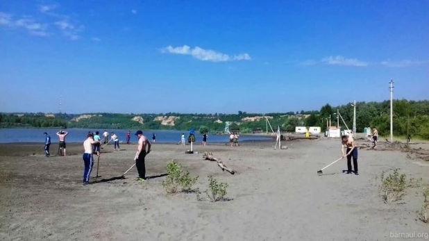 Подготовка пляжа на о. Помазкин к открытию.