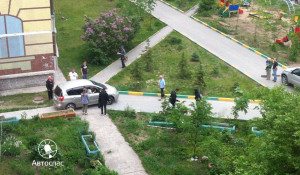 В Новосибирске автоледи попала в ловушку во дворе. 7 июня 2017 года.