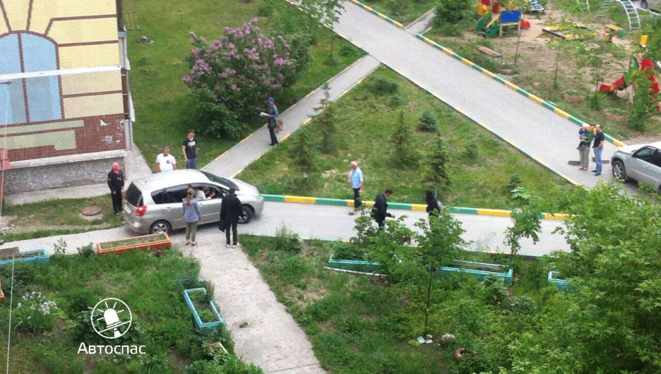 В Новосибирске автоледи попала в ловушку во дворе. 7 июня 2017 года.