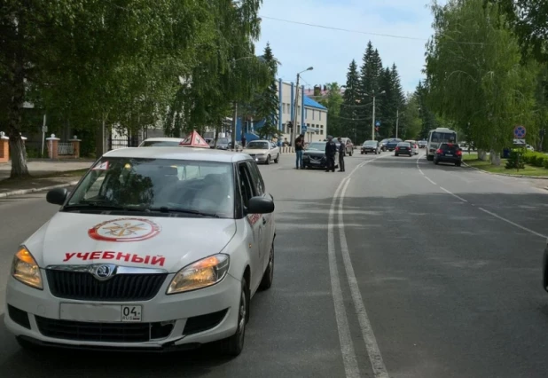 В Горно-Алтайске в аварию попал учебный автомобиль. 7 июня 2017 года.