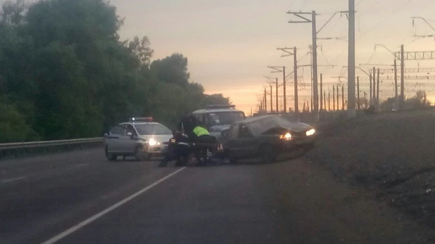 В Барнауле иномарка влетела в насыпь, уходя от погони