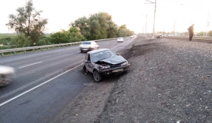 В Барнауле иномарка влетела в насыпь, уходя от погони