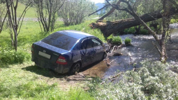 На Алтае иномарка сбила велосипедистку и съехала в кювет