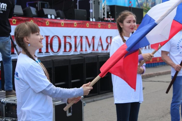 День России в Барнауле. Площадь Сахарова, 12 июня 2017 года.