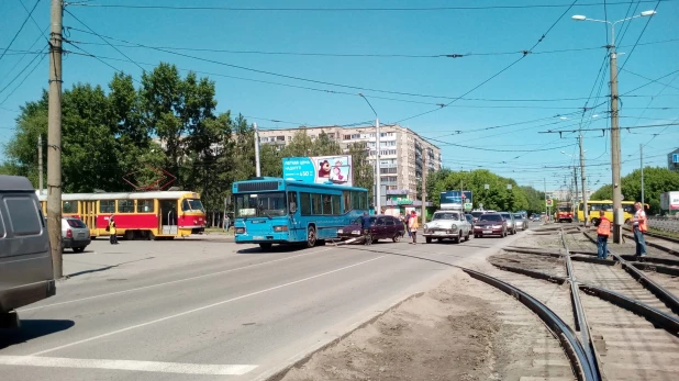 В Барнауле на трамвайных путях столкнулись автобус и легковушка