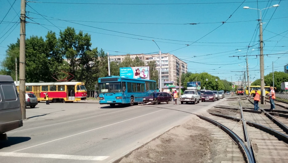 В Барнауле на трамвайных путях столкнулись автобус и легковушка