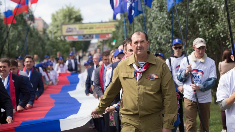 "Единая Россия" прошла по Барнаулу с 30-метровым триколором.