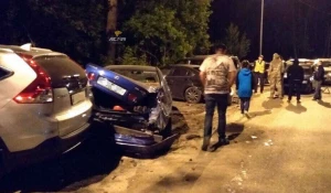 В Новосибирске "Газель" протаранила семб припаркованных машин. 15 июня 2017 года.