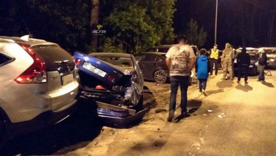 В Новосибирске "Газель" протаранила семб припаркованных машин. 15 июня 2017 года.