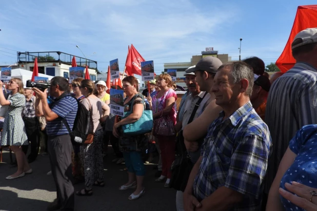 Бийчане митинговали против закрытия трамвайного управления. 15 июня 2017 года.