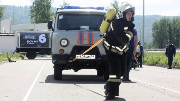 В Горном Алтае пожарные соревновались в кроссфите.