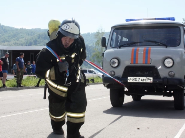 В Горном Алтае пожарные соревновались в кроссфите.