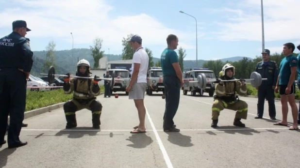 В Горном Алтае пожарные соревновались в кроссфите.