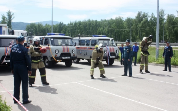 В Горном Алтае пожарные соревновались в кроссфите.