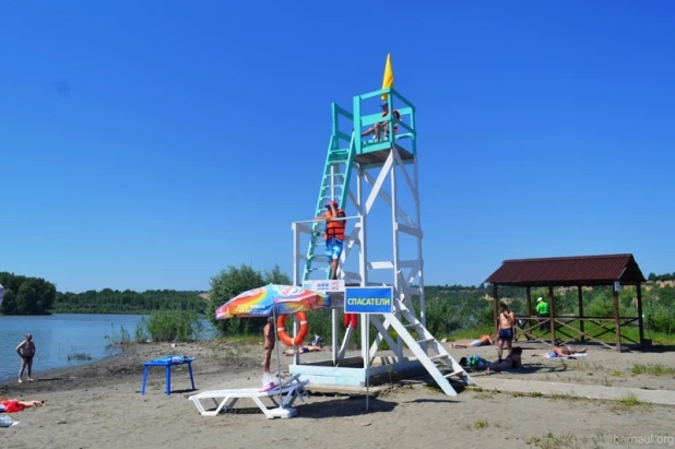 Купальный сезон на городском пляже в Барнауле.