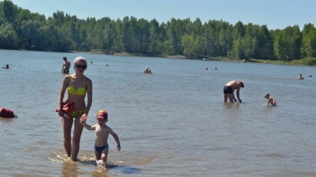 Купальный сезон на городском пляже в Барнауле.