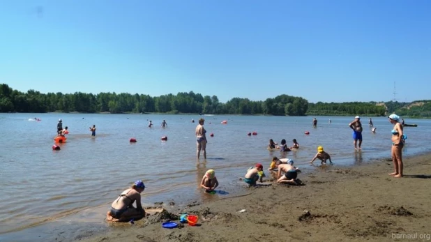 Купальный сезон на городском пляже в Барнауле.