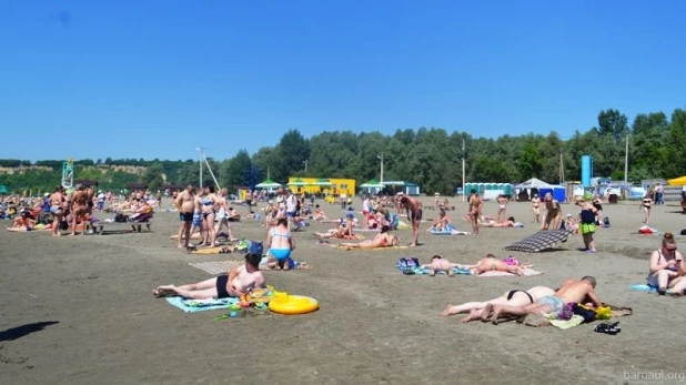 Купальный сезон на городском пляже в Барнауле.