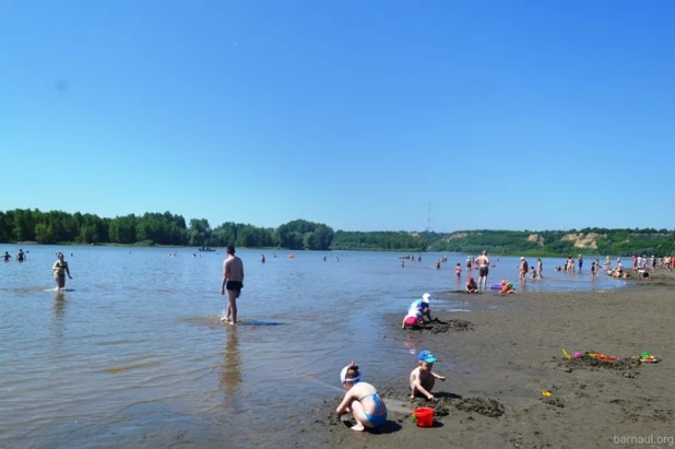 Купальный сезон на городском пляже в Барнауле.