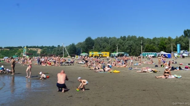 Купальный сезон на городском пляже в Барнауле.