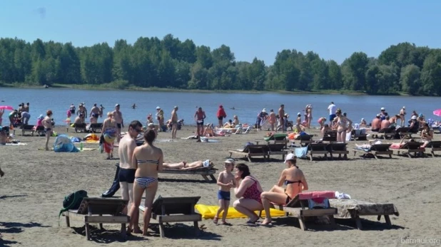 Купальный сезон на городском пляже в Барнауле.