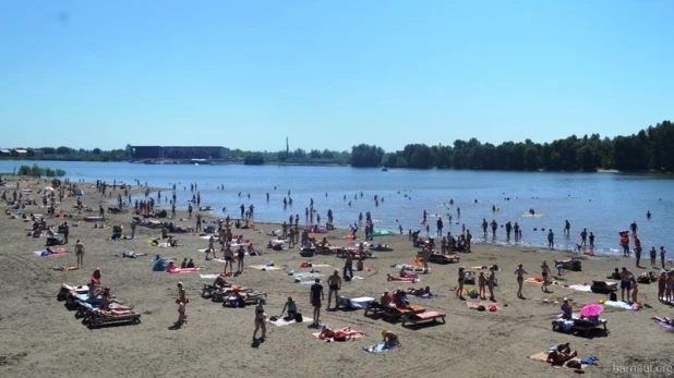 Купальный сезон на городском пляже в Барнауле.