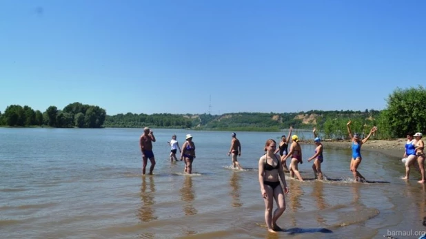 Купальный сезон на городском пляже в Барнауле.