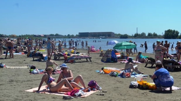 Купальный сезон на городском пляже в Барнауле.