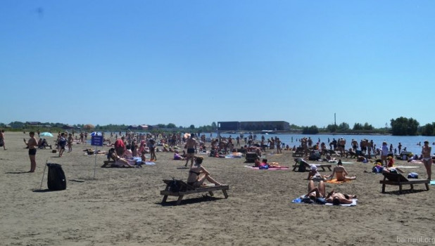 Купальный сезон на городском пляже в Барнауле.