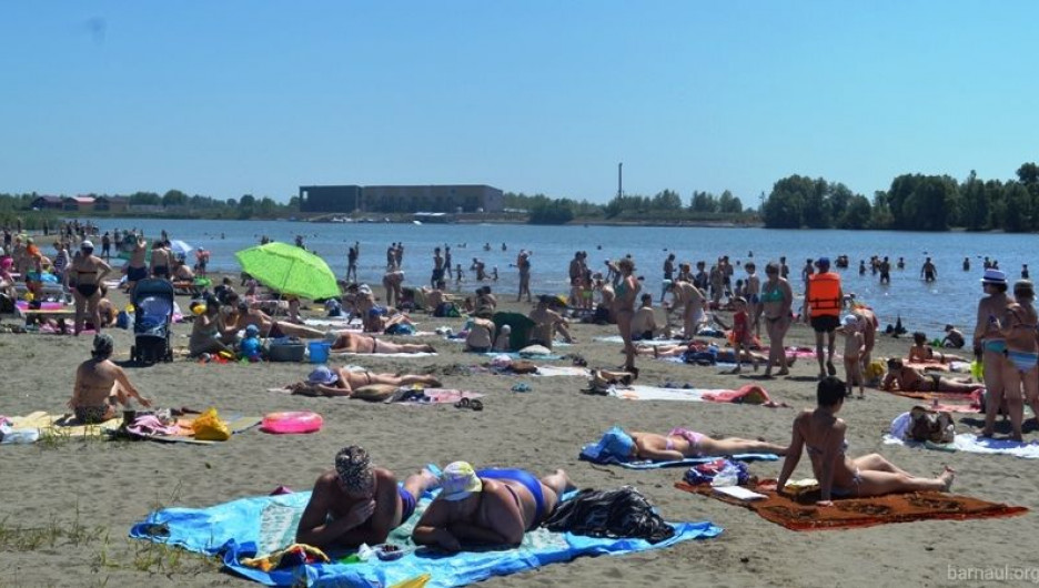 Купальный сезон на городском пляже в Барнауле.
