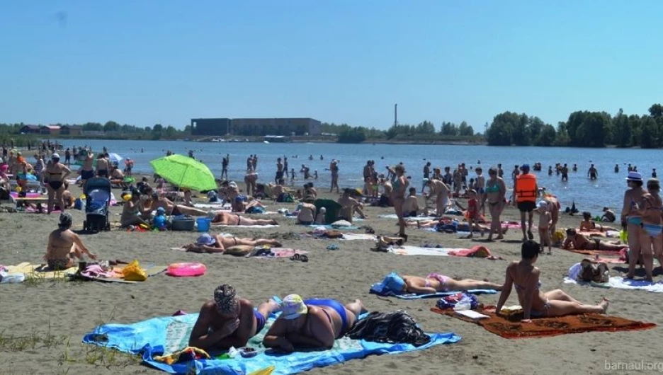 Купальный сезон на городском пляже в Барнауле.