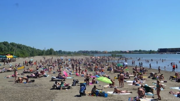 Купальный сезон на городском пляже в Барнауле.