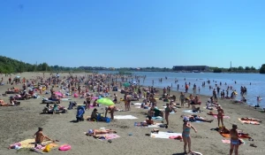 Купальный сезон на городском пляже в Барнауле.