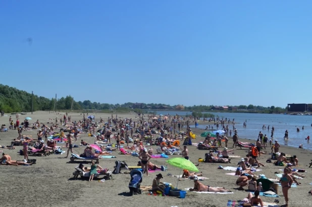 Купальный сезон на городском пляже в Барнауле.